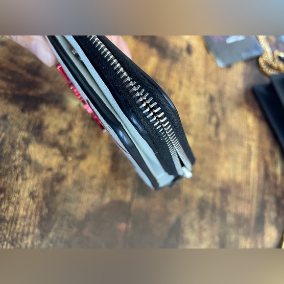 Bi-fold lip print wallet in grained leather - Picture 4 of 5